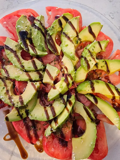 Ensalada de aguacate con tomate