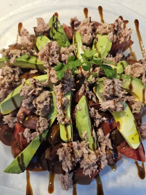 Ensalada de atún y aguacate
