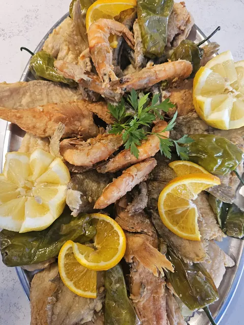 Pescado frito con pimientos